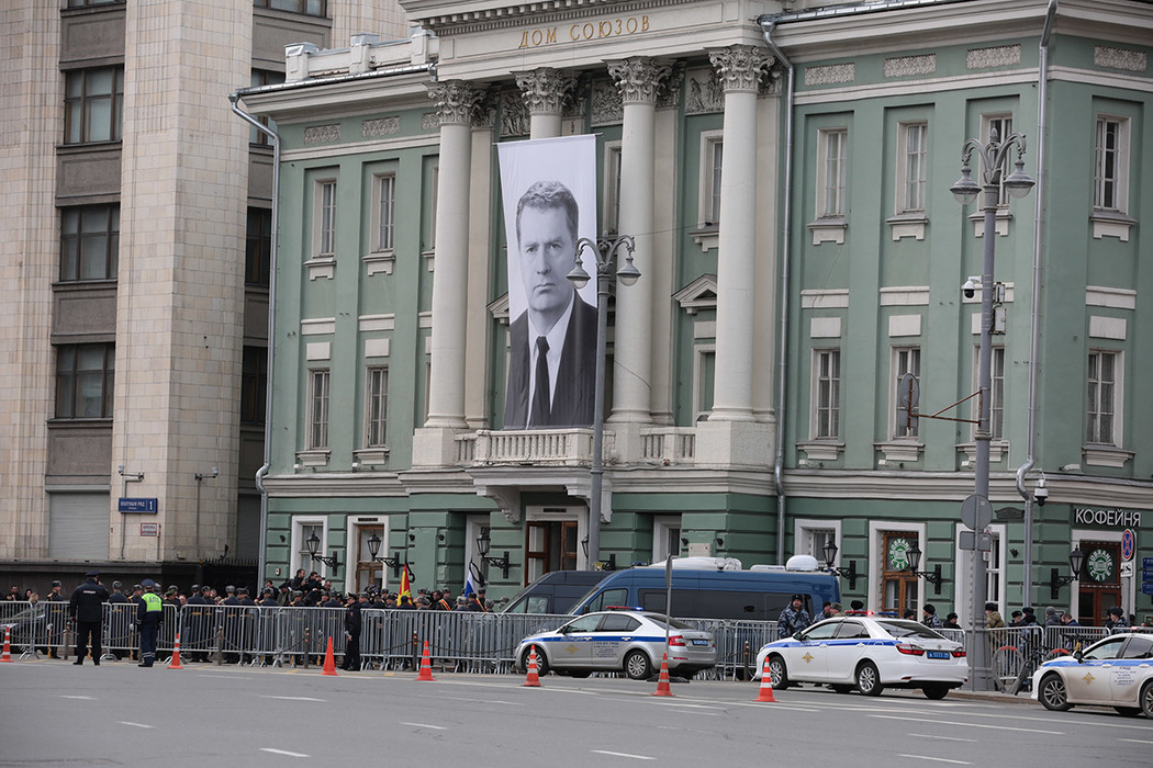 Появились фото огромной очереди к гробу Жириновского: артисты, спортсмены, политики