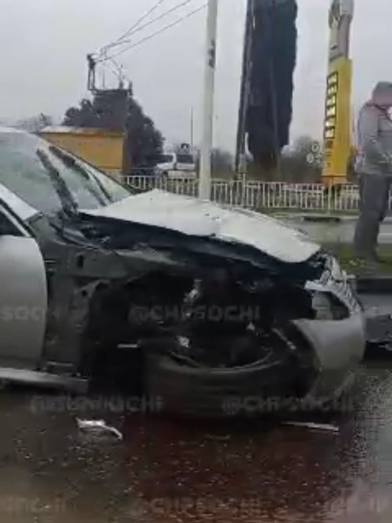 На трассе возле аэропорта Сочи водитель иномарки снёс фонарный столб и флагшток