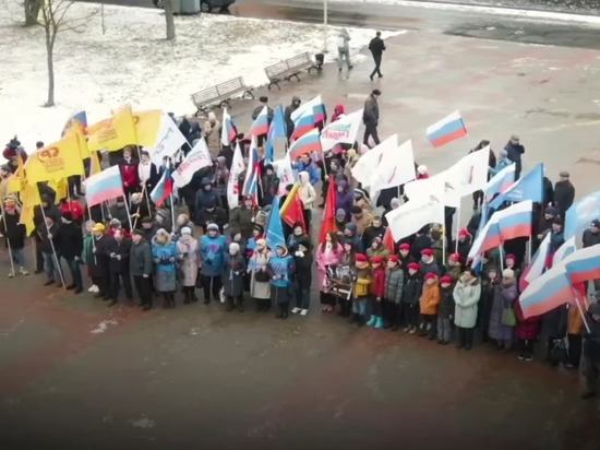 Великий Новгород отметил митингом годовщину референдума о независимости ДНР