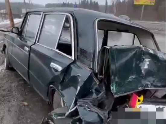 В Петрозаводске произошла авария в участием автомобиля ВАЗ и эвакуатора