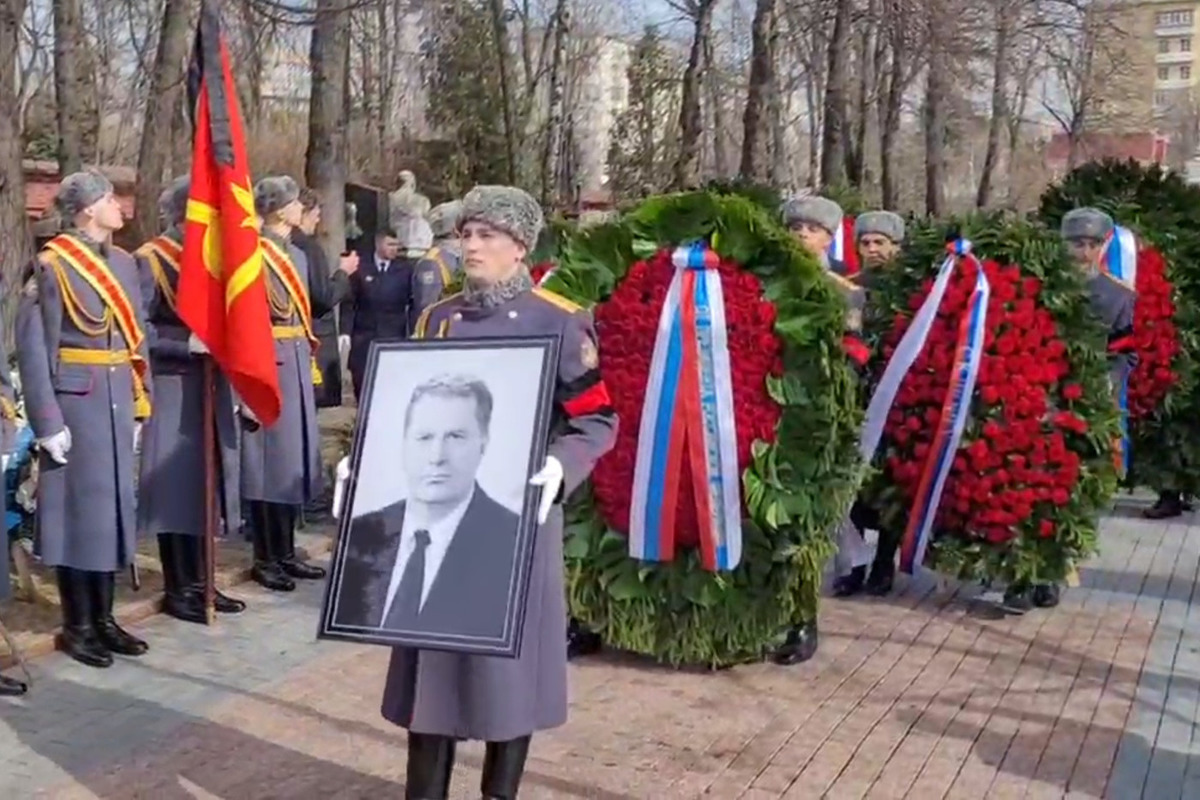 Владимира Жириновского похоронили на Новодевичьем кладбище - МК