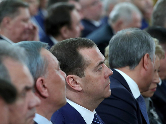 Медведев оценил новые санкции: "Возникает право на оборону"