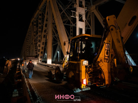 В Астрахани со Старого моста вывезли 50 кубометров земли