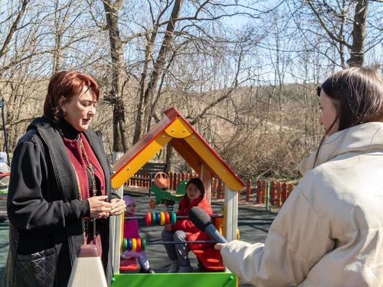 При содействии депутата ЗСК Юлии Пархоменко в Абрау-Дюрсо восстановили детскую площадку