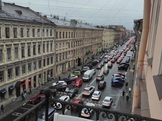 Петербургские водители встали в километровые пробки, в городе более 25 ДТП