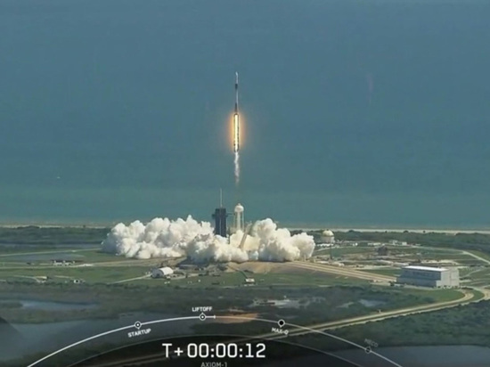 SpaceX отправила на МКС первый коммерческий экипаж