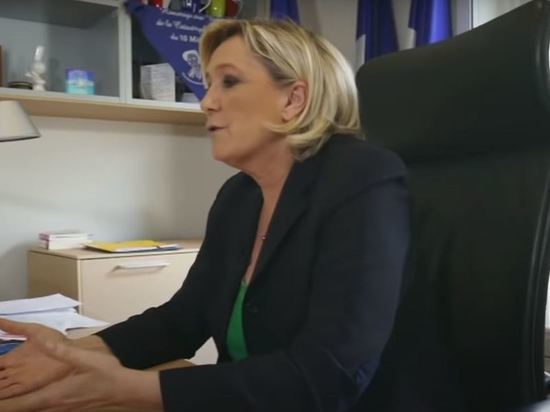 Ле Пен спрогнозировали минимальный отрыв от Макрона на выборах