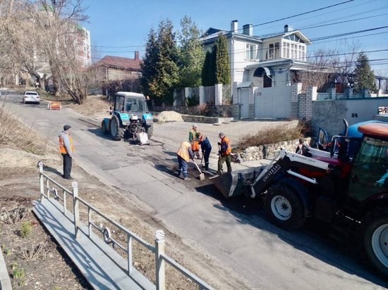 В Курске на уборку улиц от мусора и грязи после зимы вышли 56 единиц техники