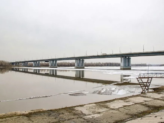 В Барнауле начались подвижки льда в районе Нового моста