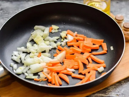 Что правильнее жарить сначала - морковь или лук: совет от грамотных хозяек