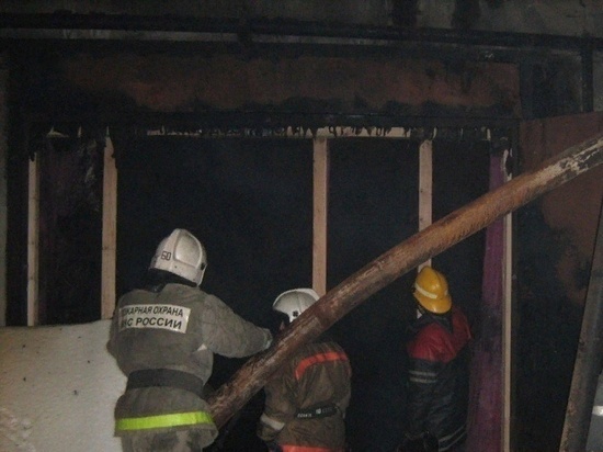 Горящий частный дом в деревне Большие Изори тушили 12 человек