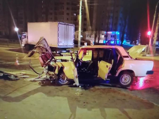 В Воронеже, после ночного ДТП на Остужева с участием "японца" и представителя отечественного автопрома, оба водителя попали в больницу