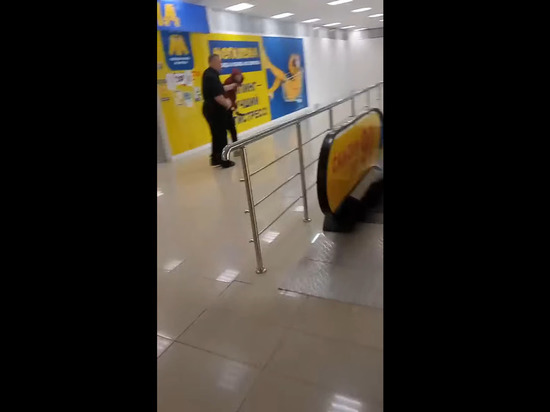 В ТЦ «Ёж» в Рязани сняли на видео конфликт охранника со школьником