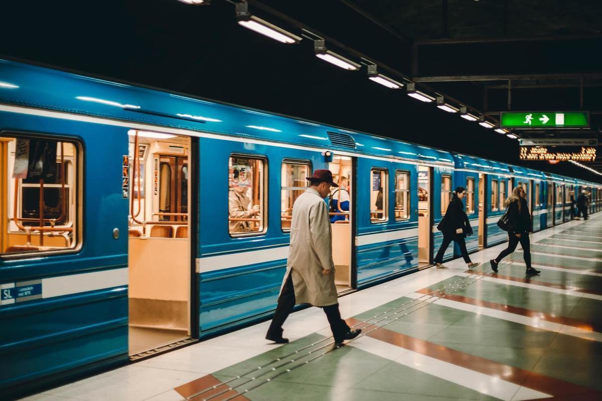 поезд на станции метро