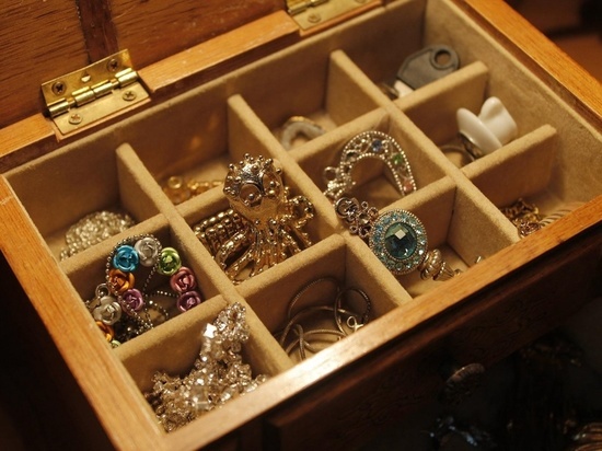 58-летняя смолянка стала жертвой кражи золота на сумму 67 тысяч рублей