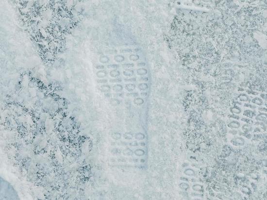 Переходивший Фонтанку по тонкому льду юный экстремал чуть не утонул