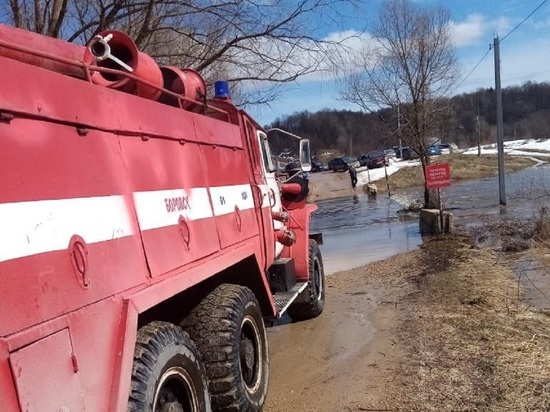 В Боровском районе из-за подъема воды перекрыт проезд к одной из деревень