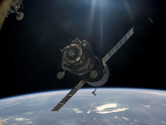 Космический корабль Crew Dragon с экипажем туристов пристыковался к МКС