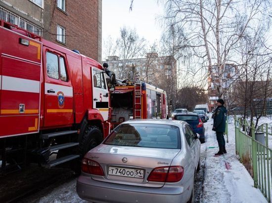 В Омске в многоэтажном доме загорелись балконы сразу на четырёх этажах