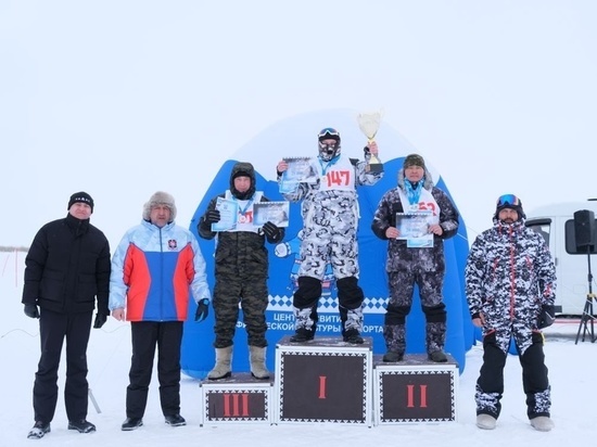 Стреляли, поднимали гири и управляли техникой: в Тазовском впервые прошел турнир по биатлону на снегоходах