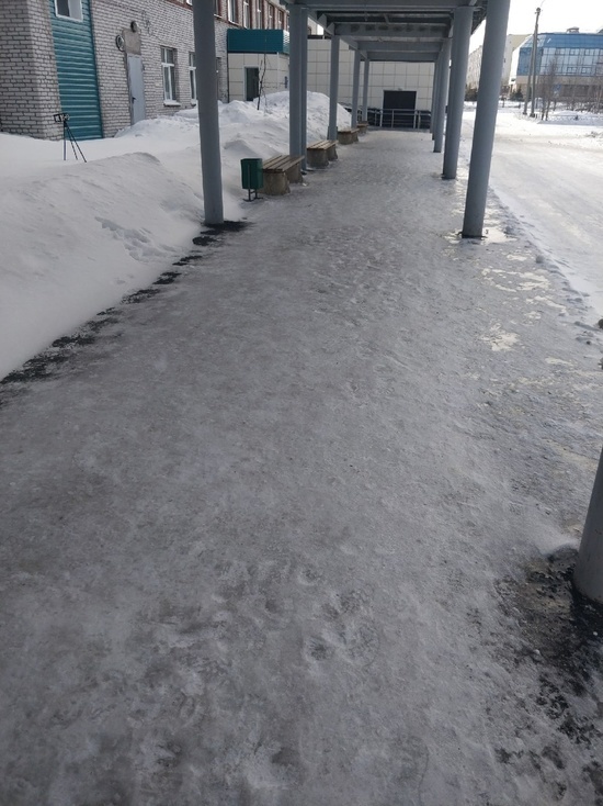 Дорога в травмпункт: похожий на стекло переход у поликлиники Нового Уренгоя посыпали песком после жалобы в соцсети