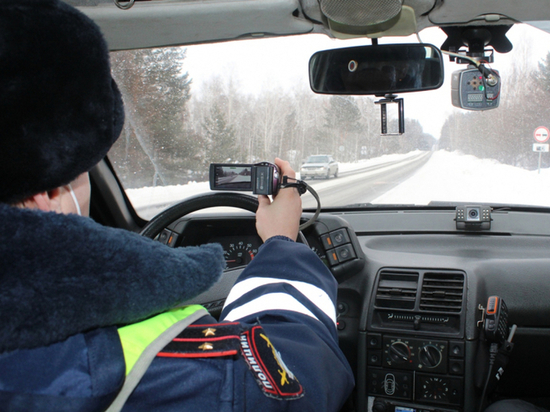 Скрытые патрули ГИБДД дежурят на трассе Р-257 «Енисей» под Красноярском