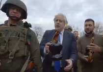 Президент Украины Владимир Зеленский опубликовал видео прогулки по Киеву с британским премьером Борисом Джонсоном, который сегодня неожиданно прилетел на переговоры в украинскую столицу