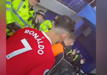 Нападающий «Манчестер Юнайтед» Криштиану Роналду публично извинился перед фанатом, которому разбил телефон после матча 32-го тура Английской Премьер-лиги с «Эвертоном»