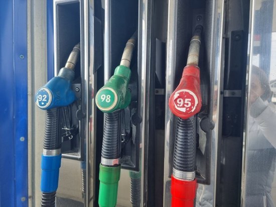 Цены на бензин снизились в центре Сахалина