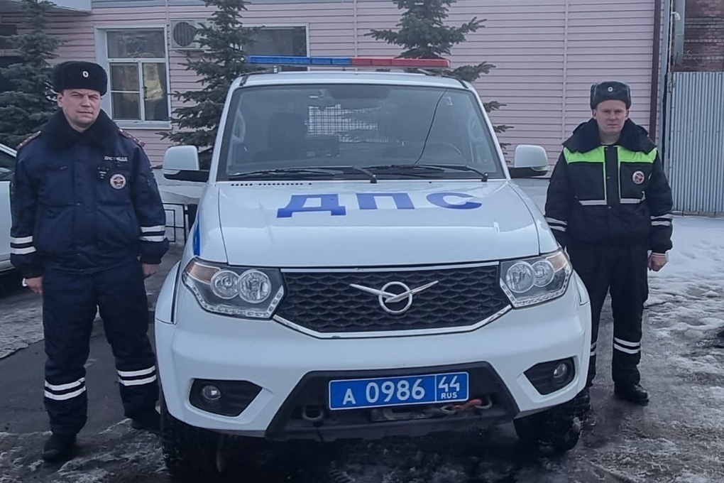 Костромская взаимопомощь: полицейские доставили в больницу травмированного шофера