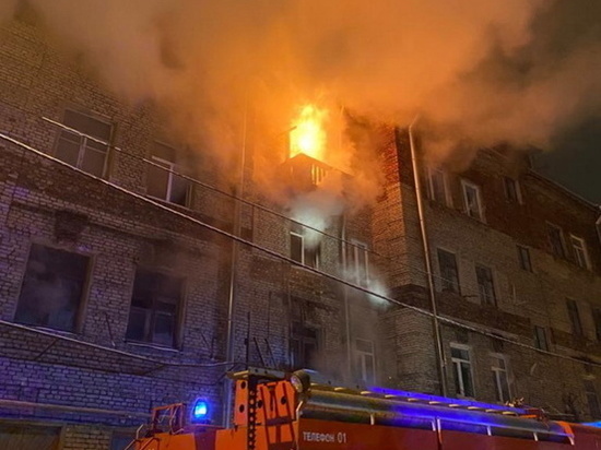 Горящую квартиру в поселке Восковицы тушили 12 человек