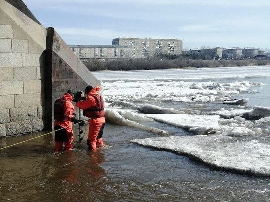 Спасатели Красноярского края продолжают поиски утонувших в реке Кан несовершеннолетних девочек