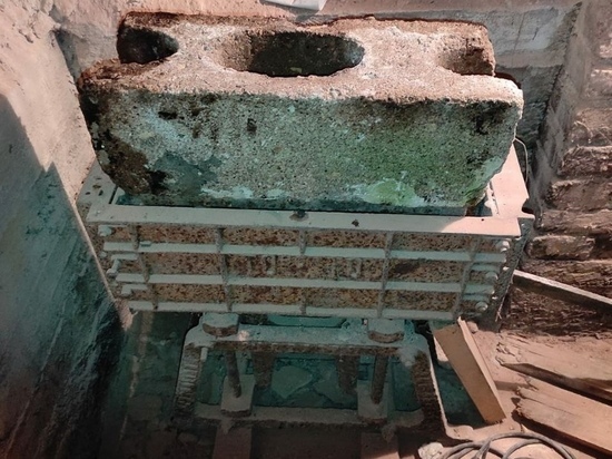 Работники нашли сенсационный артефакт во время реставрации Дома Щербова в Гатчине