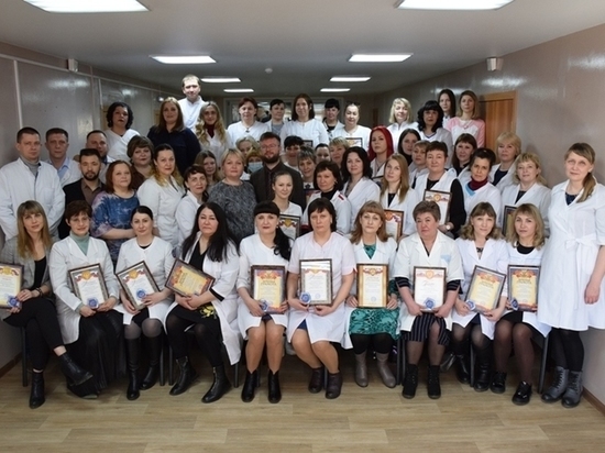 Коллектив моногоспиталя на Казачьей в Чите наградили за год борьбы с COVID
