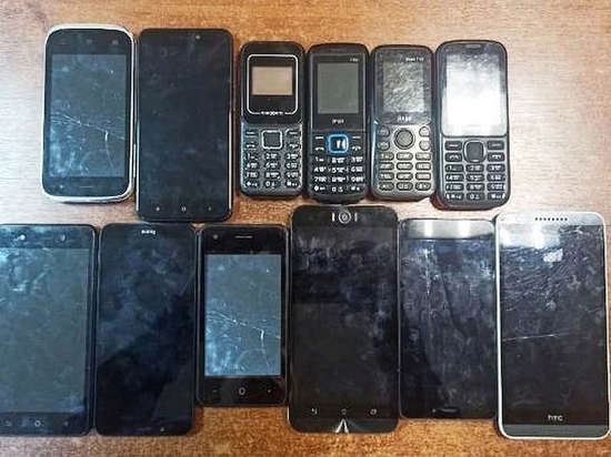 35-летний мужчина пытался забросить в колонию в Рославле 12 мобильных телефонов