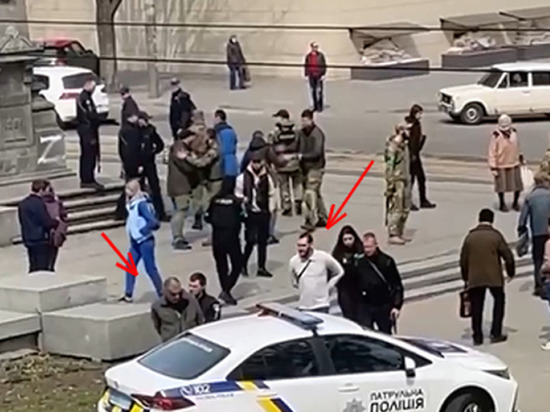 В украинском городе Днепре на памятнике Пушкину прилюдно нарисовали Z