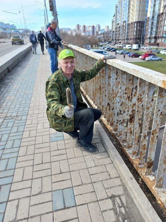Сотрудники Белгорблагоустройства обновили мост на Ватутина
