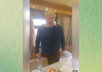 Британские СМИ опубликовали видео, на котором премьер-министр Великобритании Борис Джонсон рассказывает, стоя посреди вагона, что инкогнито добирался до Киева на встречу с президентом Украины Владимиром Зеленским, на "фантастическом украинском поезде"
