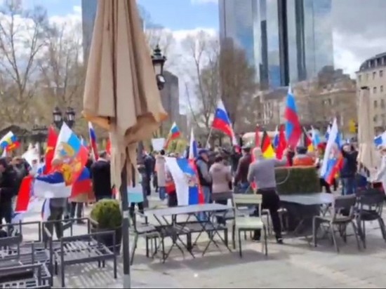 Немцы во Франкфурте вышли на митинг с российскими флагами