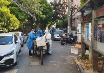 Почти 25 миллионов жителей Шанхая уже более 10 дней сидят дома из-за крупнейшей вспышки коронавируса с начала пандемии - там выявили 20000 заболевших