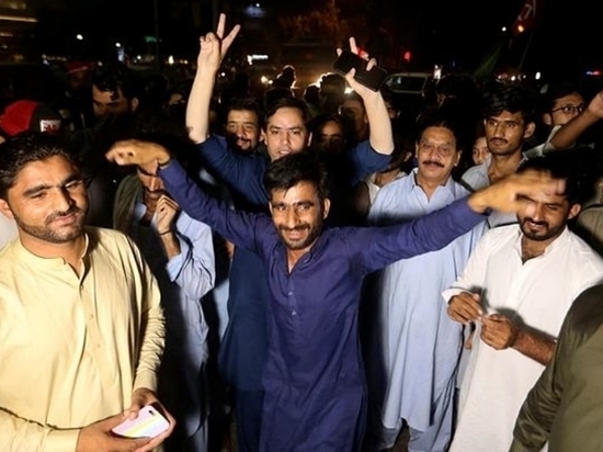 Премьер-министр Имран Хан отстранен от власти в Пакистане