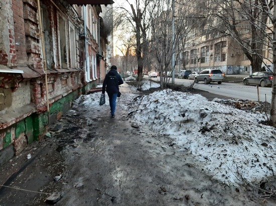 В центре Саратова тротуар завален грязным снегом и льдом