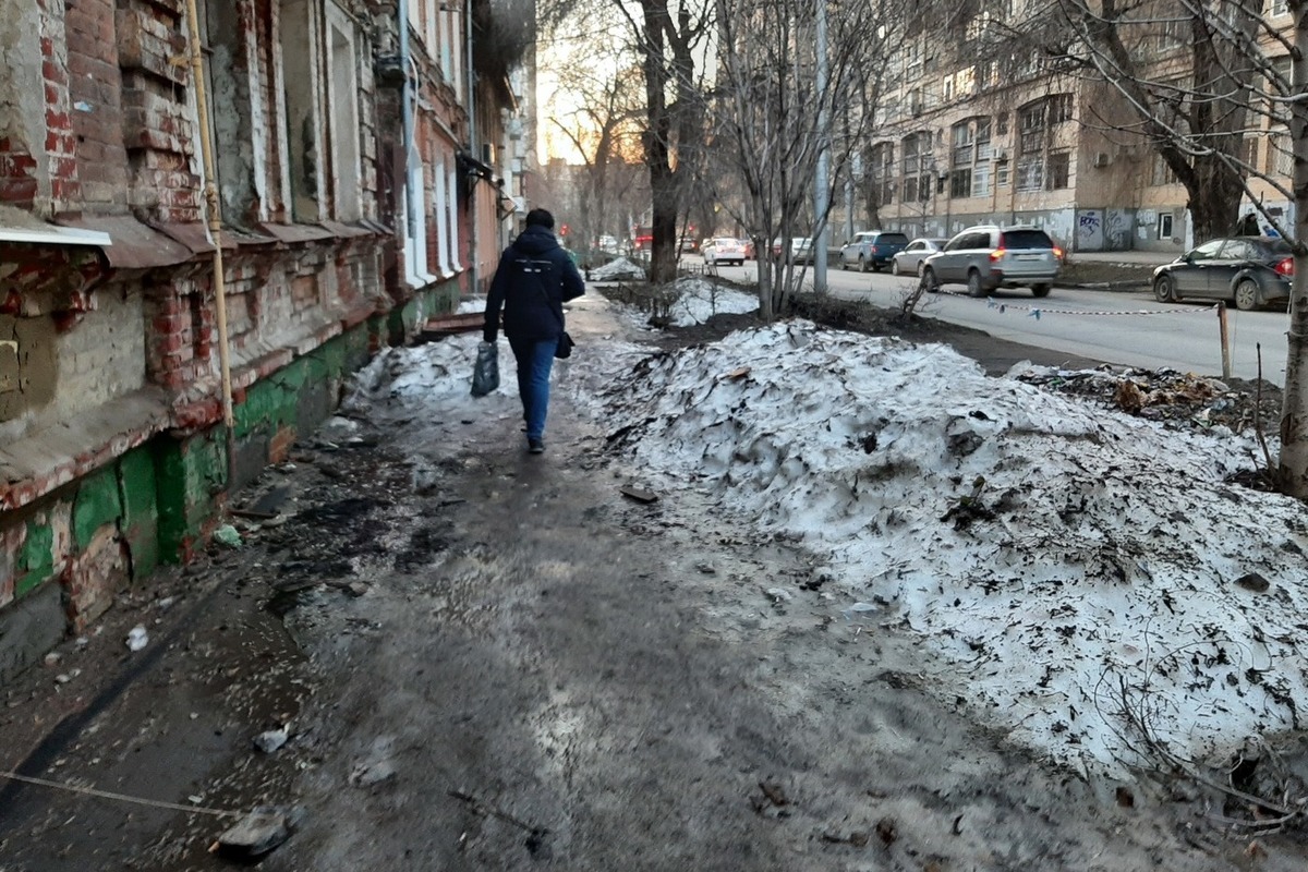 В центре Саратова тротуар завален грязным снегом и льдом - МК Саратов