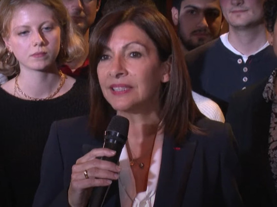 Идальго призвала голосовать за Макрона во втором туре выборов президента Франции