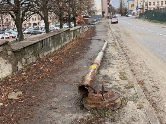 В центре Курска упала старая опора уличного освещения
