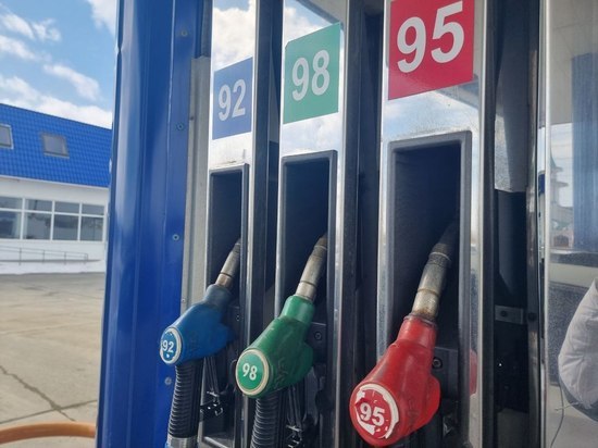 Цены на бензин рухнули сразу на трех АЗС в Южно-Сахалинске