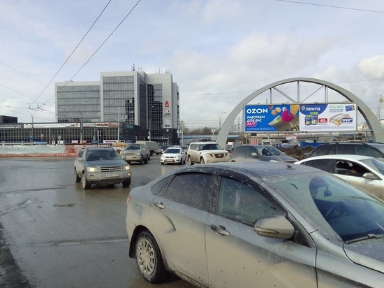 Новосибирцы пожаловались на ежедневные пробки на площади Труда