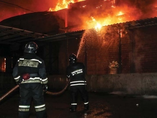 В Ростовской области при пожаре на складе пострадал 45-летний мужчина