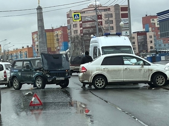 Два автомобиля столкнулись на улице Ленина в Южно-Сахалинске