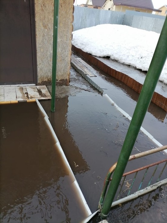В селах Тукаевского района талая вода топит дома и размывает дороги